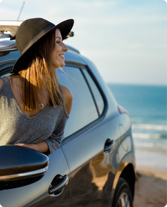 Turista disfrutando un auto rentado